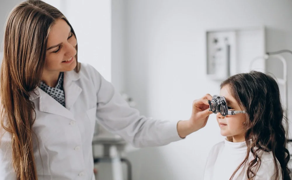 درآمد بینایی سنجی در کانادا - درآمد چشم پزشک در کانادا